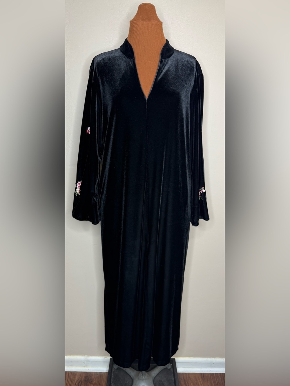 Oscar de la Renta Black Velvet Long Robe Embroidered Sleeves Size Large
